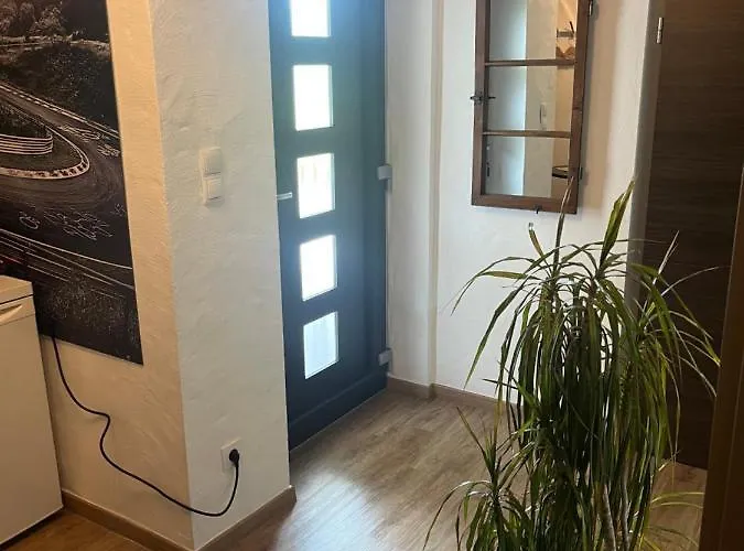 Gaestezimmer Melina Am Nuerburgring Alojamento de Acomodação e Pequeno-almoço Adenau